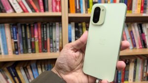 一加 15R：这款手机几乎在各个方面都表现出色，它将精致的设计、迅捷的性能