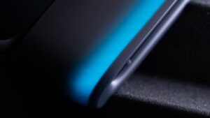 外星人 Alienware 18 Area-51：是一款拥有巨屏的高速时尚游戏笔记本电脑，配备灵敏的机械键盘和炫酷的 RGB 灯效