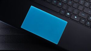 外星人 Alienware 18 Area-51：是一款拥有巨屏的高速时尚游戏笔记本电脑，配备灵敏的机械键盘和炫酷的 RGB 灯效