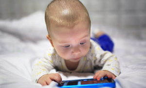 婴儿时期过早接触电子屏幕，青少年时期可能会出现焦虑症