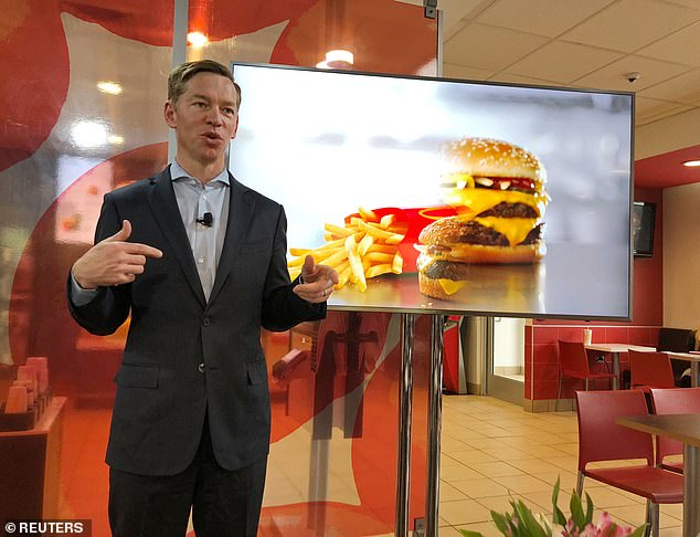 麦当劳首席执行官克里斯·肯普钦斯基将“巨无霸拱门”汉堡描述为“一款经典的麦当劳汉堡，但又有所不同”，这家快餐巨头正准备推出其迄今为止最大的汉堡。