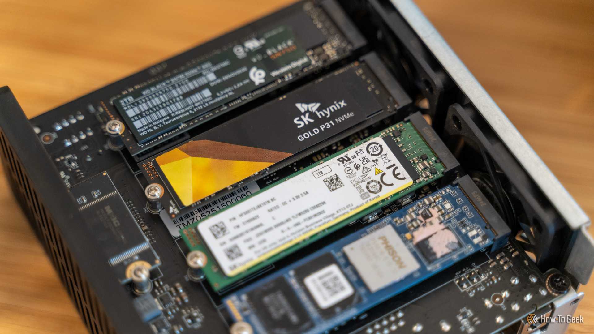 TerraMaster 的 F4 SSD NAS，安装了四个不同的 NVMe SSD。