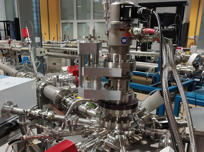 一张金属机器的照片，上面有许多银色的金属管道、阀门和软管。