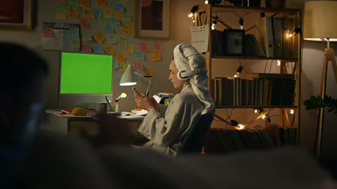 盖蒂图片社：睡前洗个热水澡，体温先升高后下降，可以帮助一些人更容易入睡。（图片来源：盖蒂图片社）