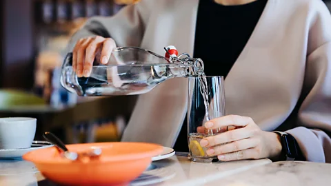 盖蒂图片社 每天喝足够的水——大约七杯——有助于我们的肾脏和肝脏排出废物（图片来源：盖蒂图片社）