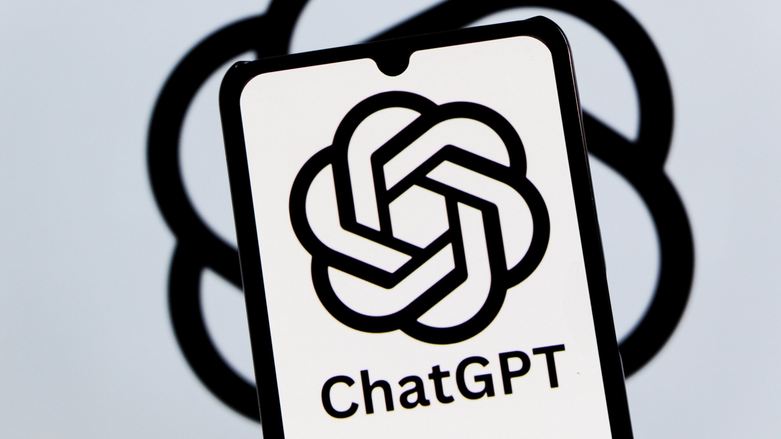 智能手机上的 ChatGPT 标志