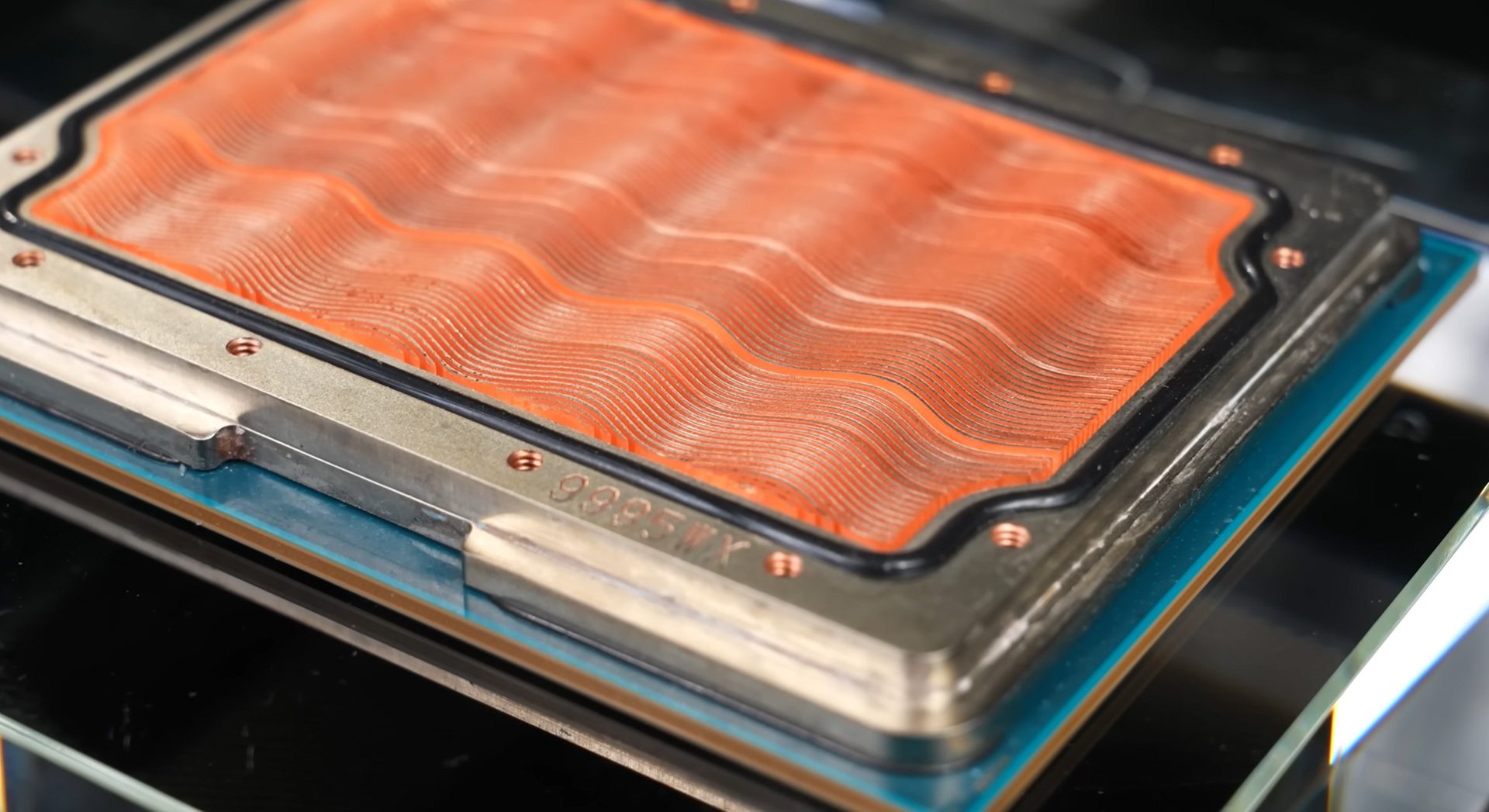 改装爱好者将 Threadripper 9995WX 的 IHS 改造成水冷头，效果惊人